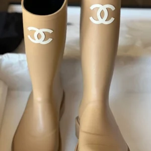 CHANEL BEIGE RAINBOOTS WHITE CC LOGO